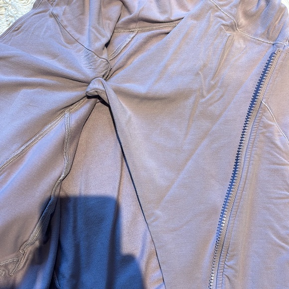 Lululemon cross zip up size 6 barely worn - Picture 5 of 8